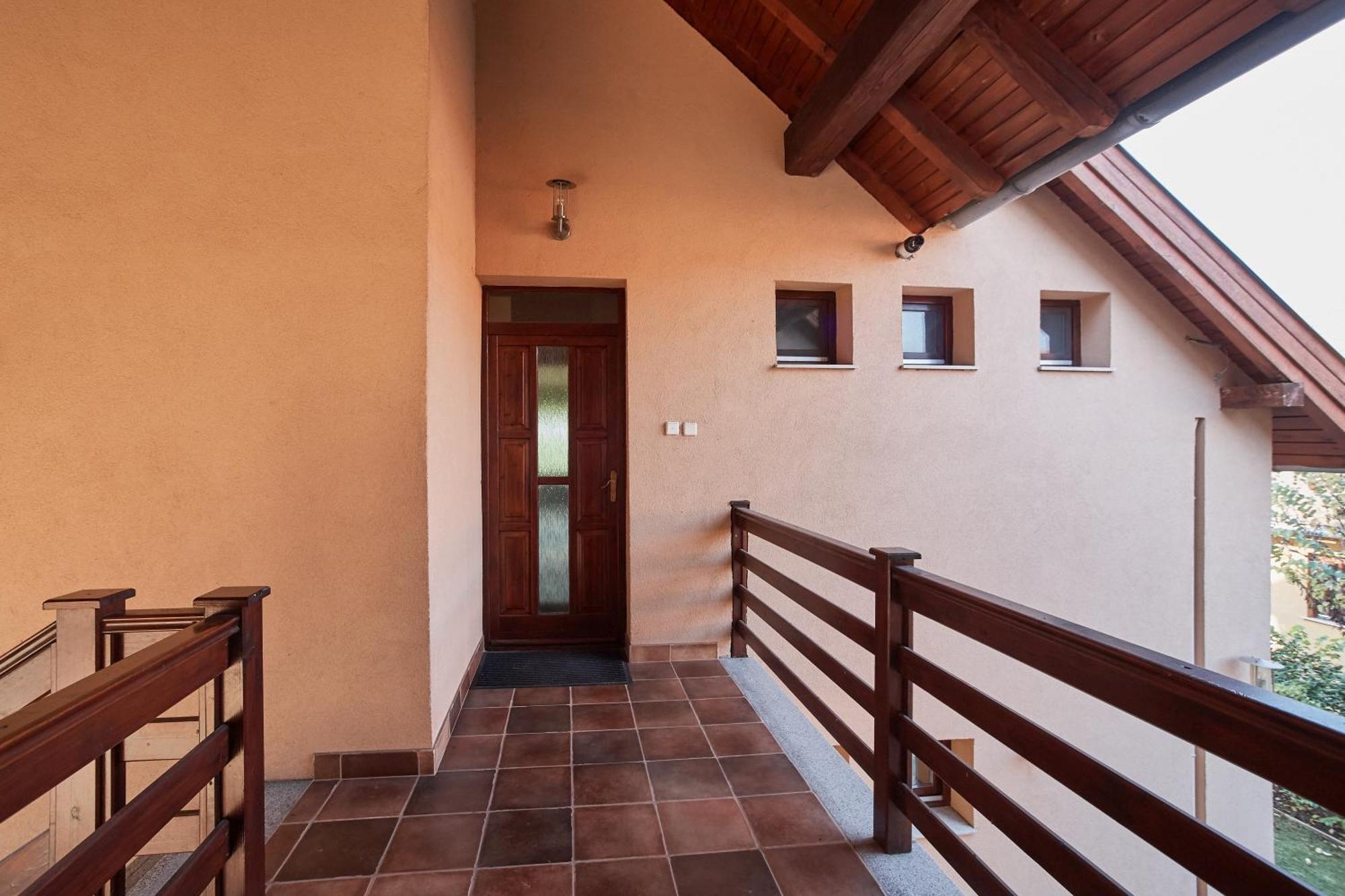 Lujza Apartman Goedoello Apartment Exterior photo