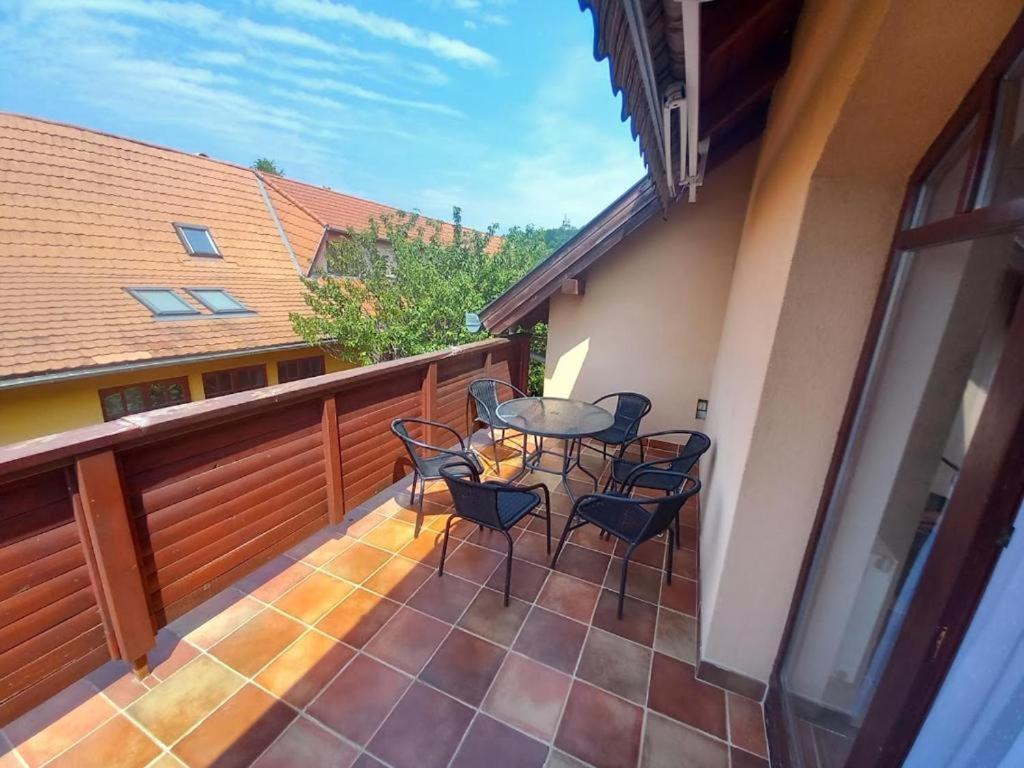 Lujza Apartman Goedoello Apartment Exterior photo